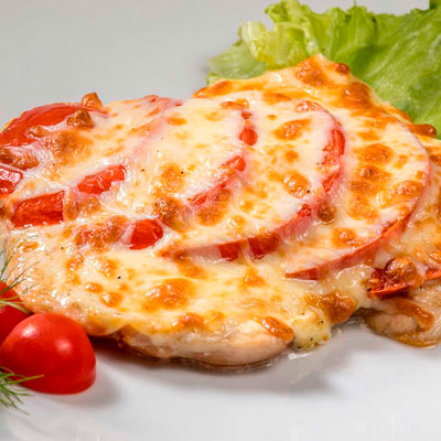 Куриное филе с помидорами и сыром