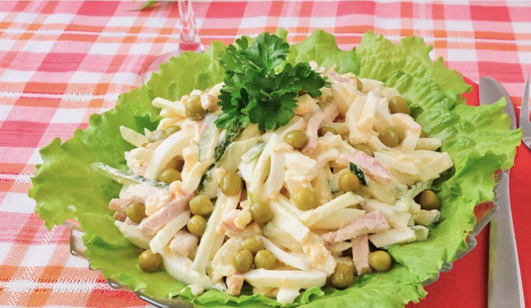 _Салат с ветчиной, сыром и зелёным горошком