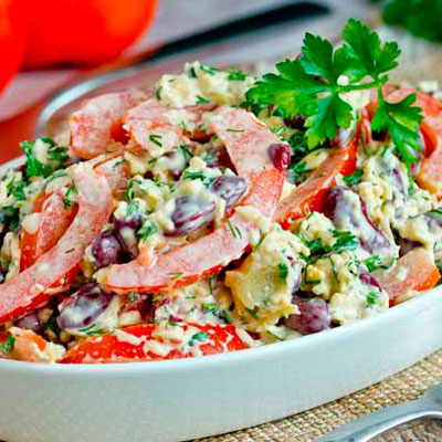 Салат с фасолью, помидорами и сыром