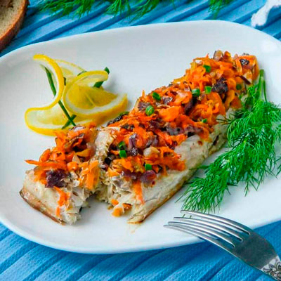 Минтай с морковью и луком